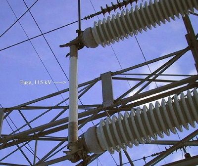 水力発電所近くの変電所の 115 kV 高電圧ヒューズ [1]